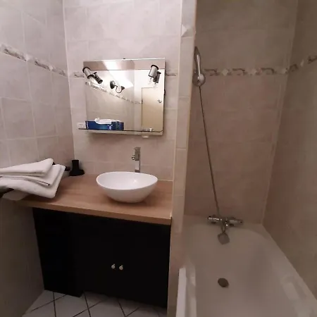 Vakantiehuis Champniers, 4 Pieces, 10 Personnes - Fr-1-653-141 Champniers (Charente)