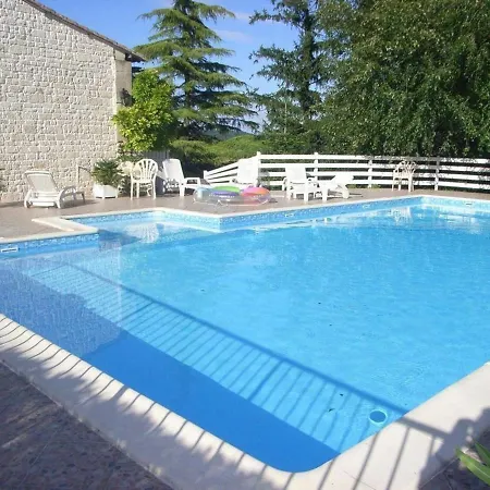 Vakantiehuis Champniers, 4 Pieces, 10 Personnes - Fr-1-653-141 Champniers (Charente)